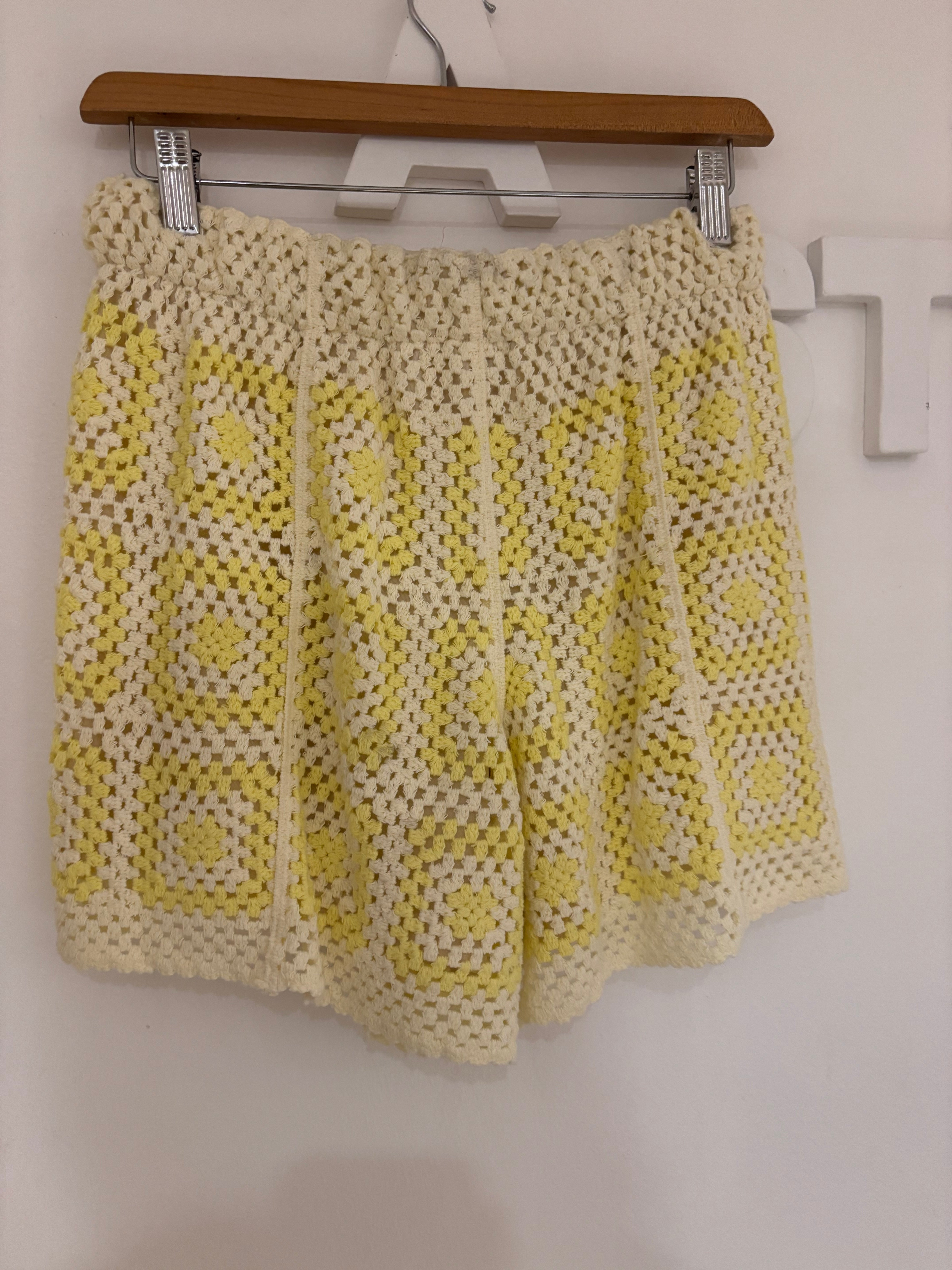 Short jaune en maille