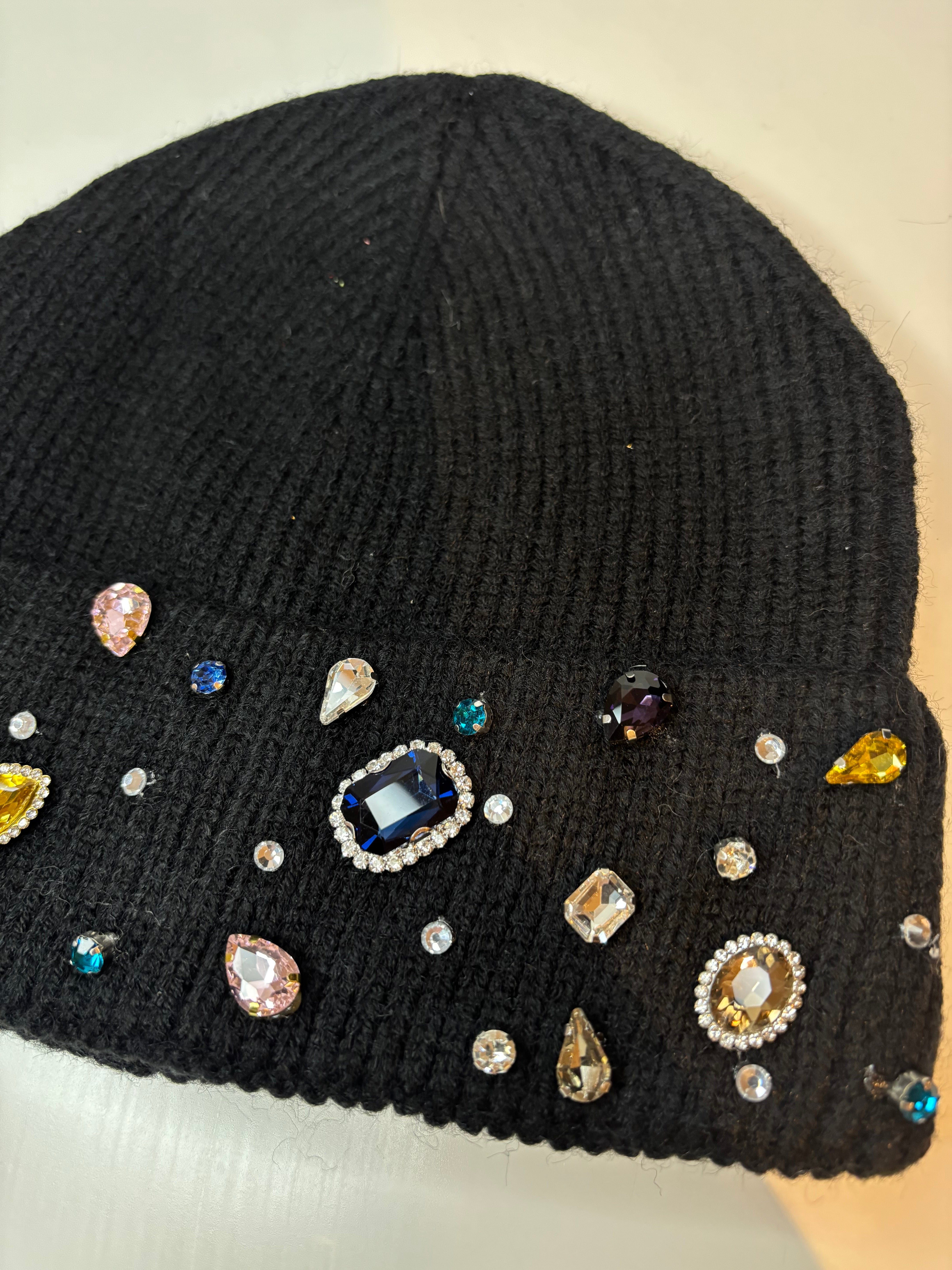 Bonnet noir à strass colorés
