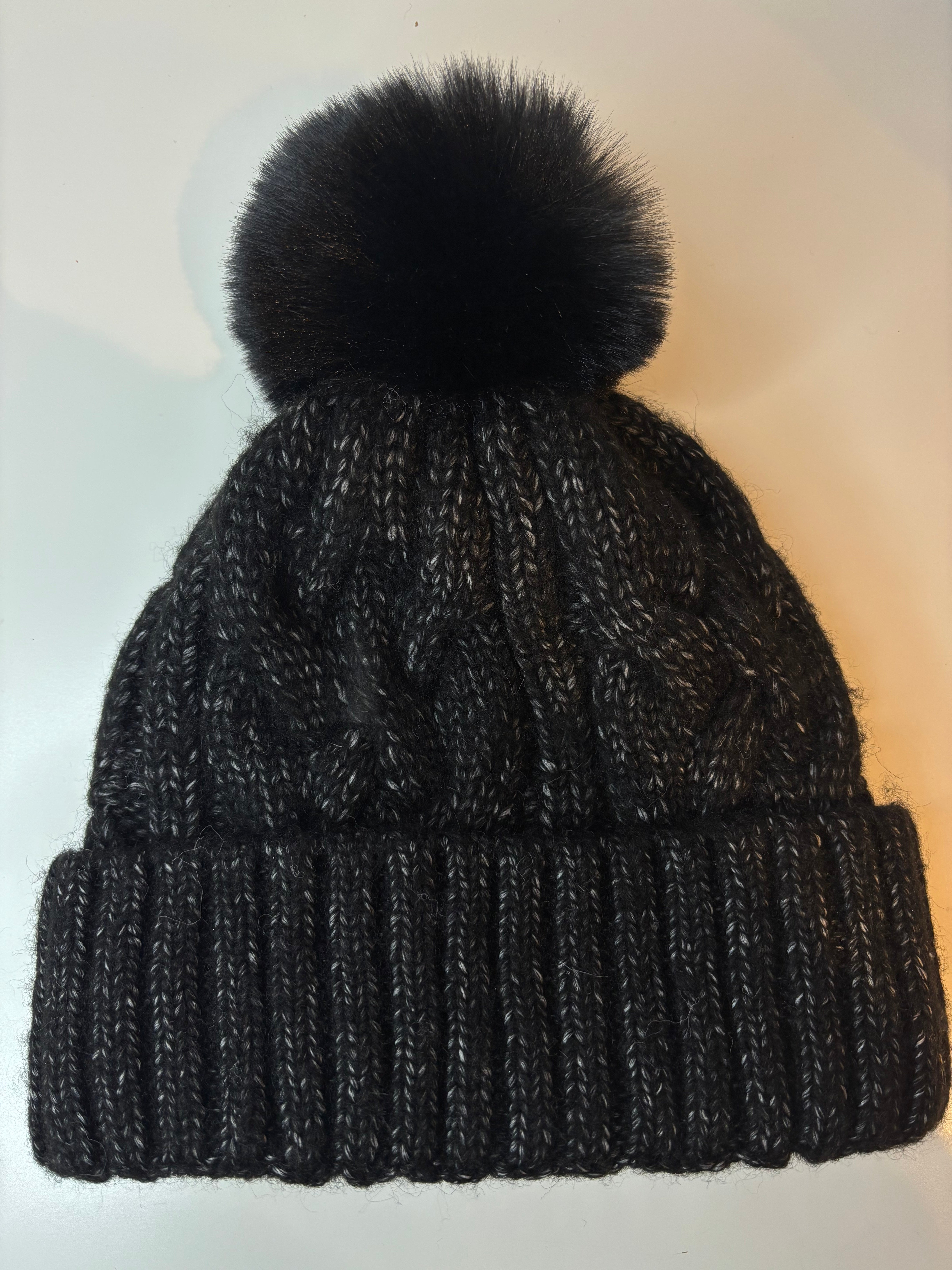 Bonnet noir et blanc à pompon