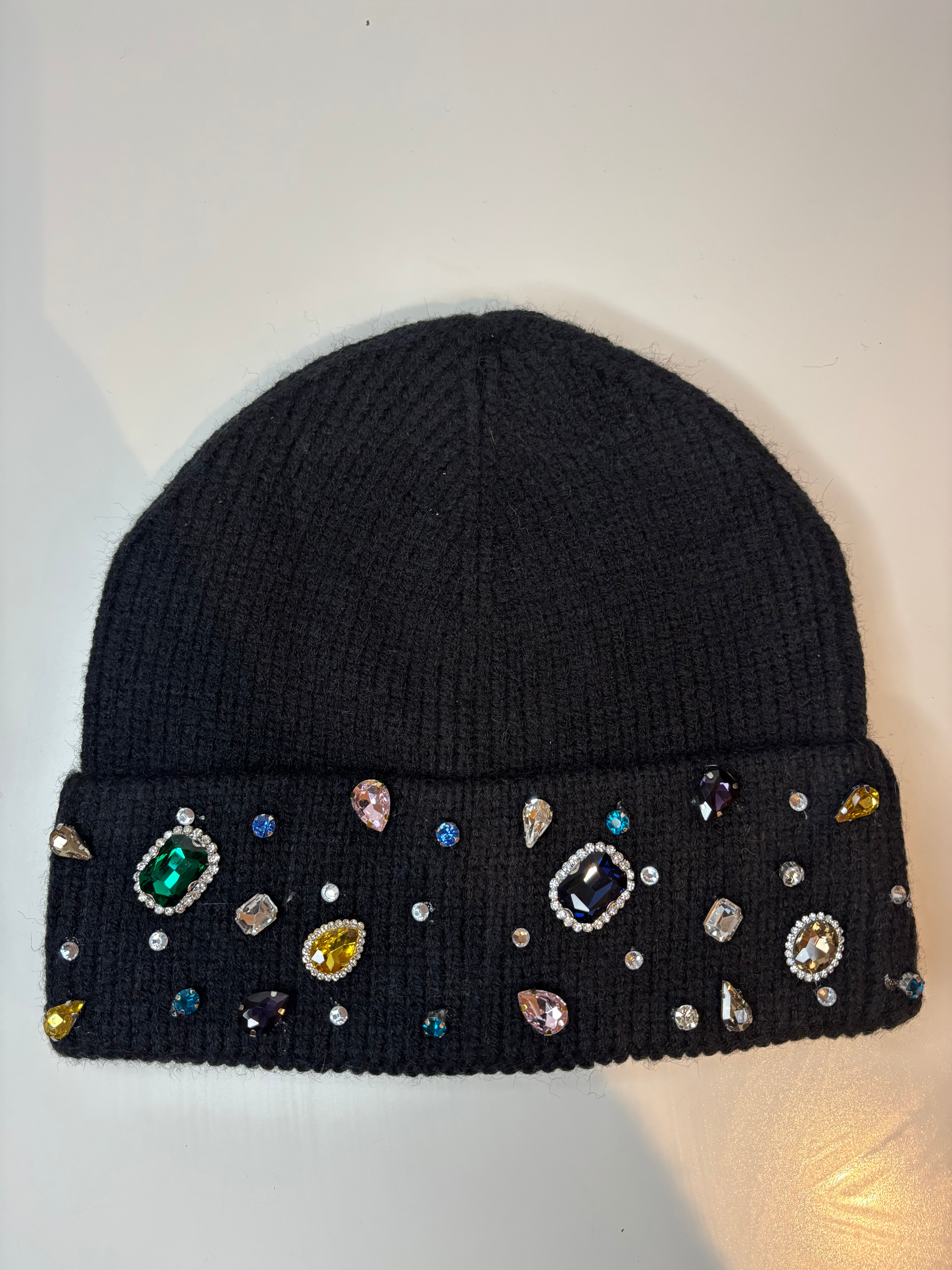 Bonnet noir à strass colorés