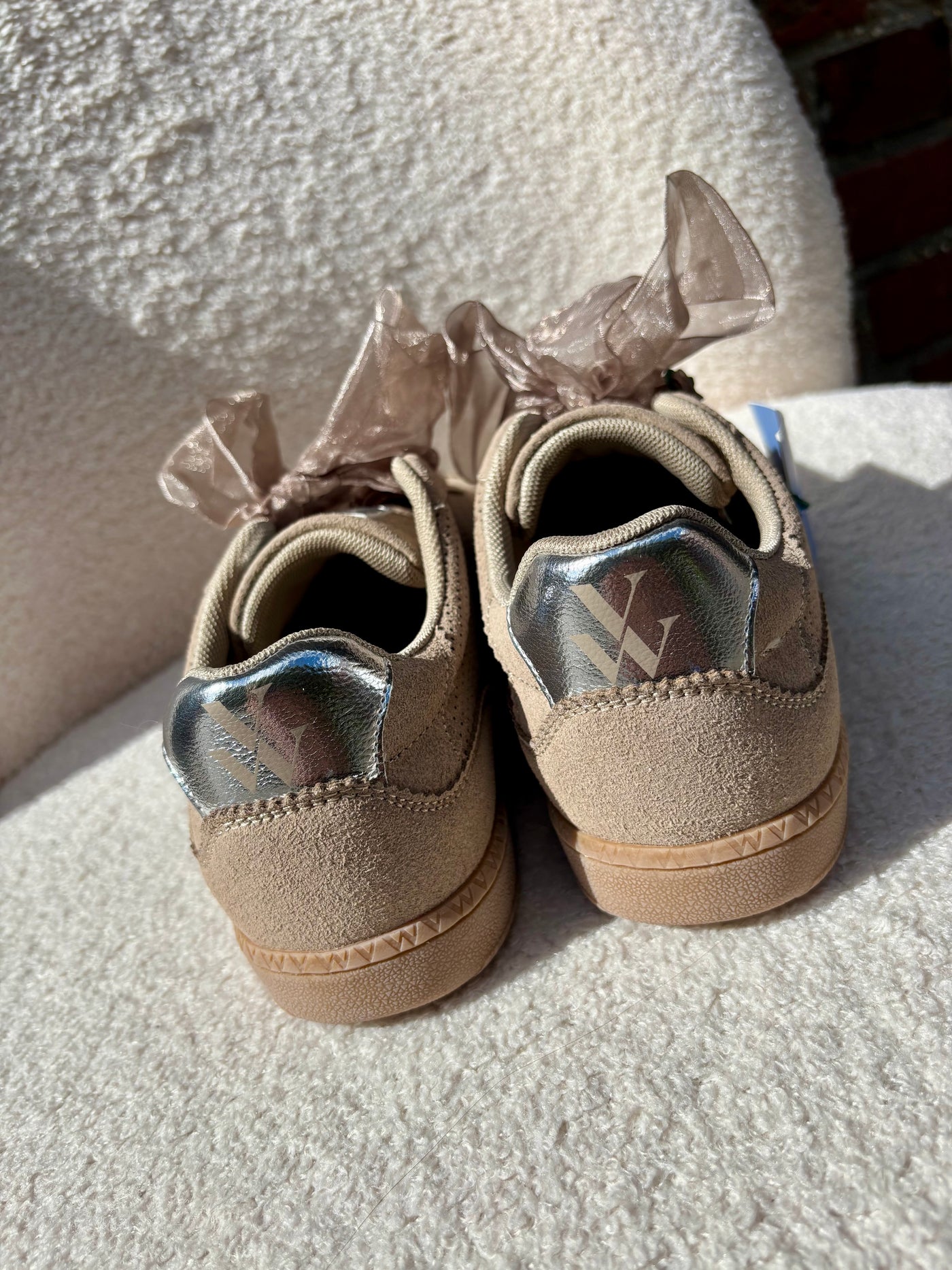 Baskets AURA Emblem taupe
