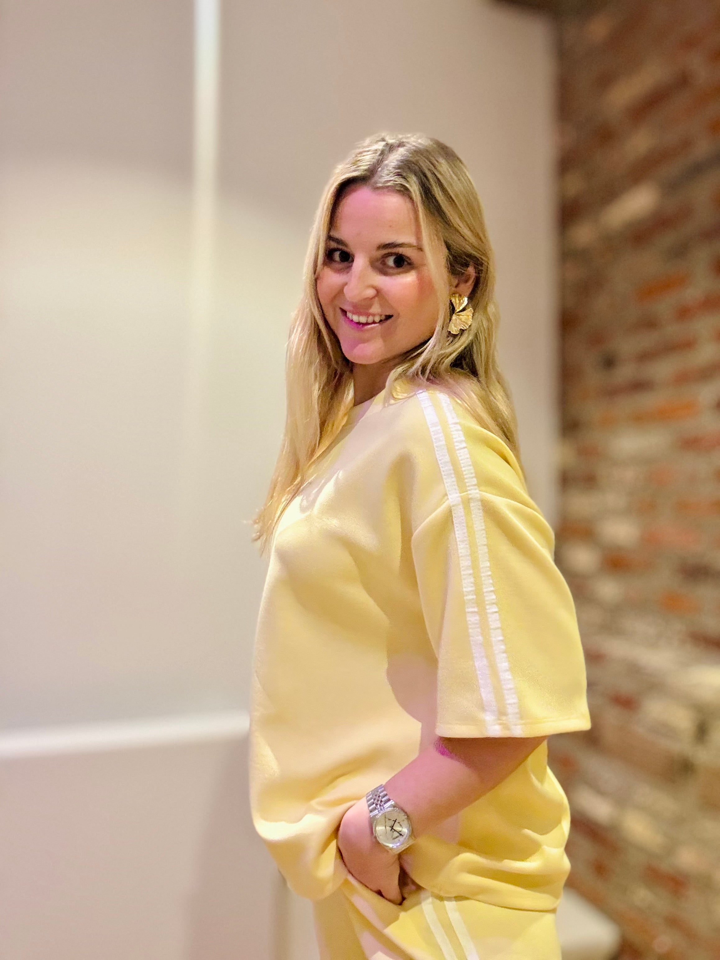 T-shirt jaune moderne