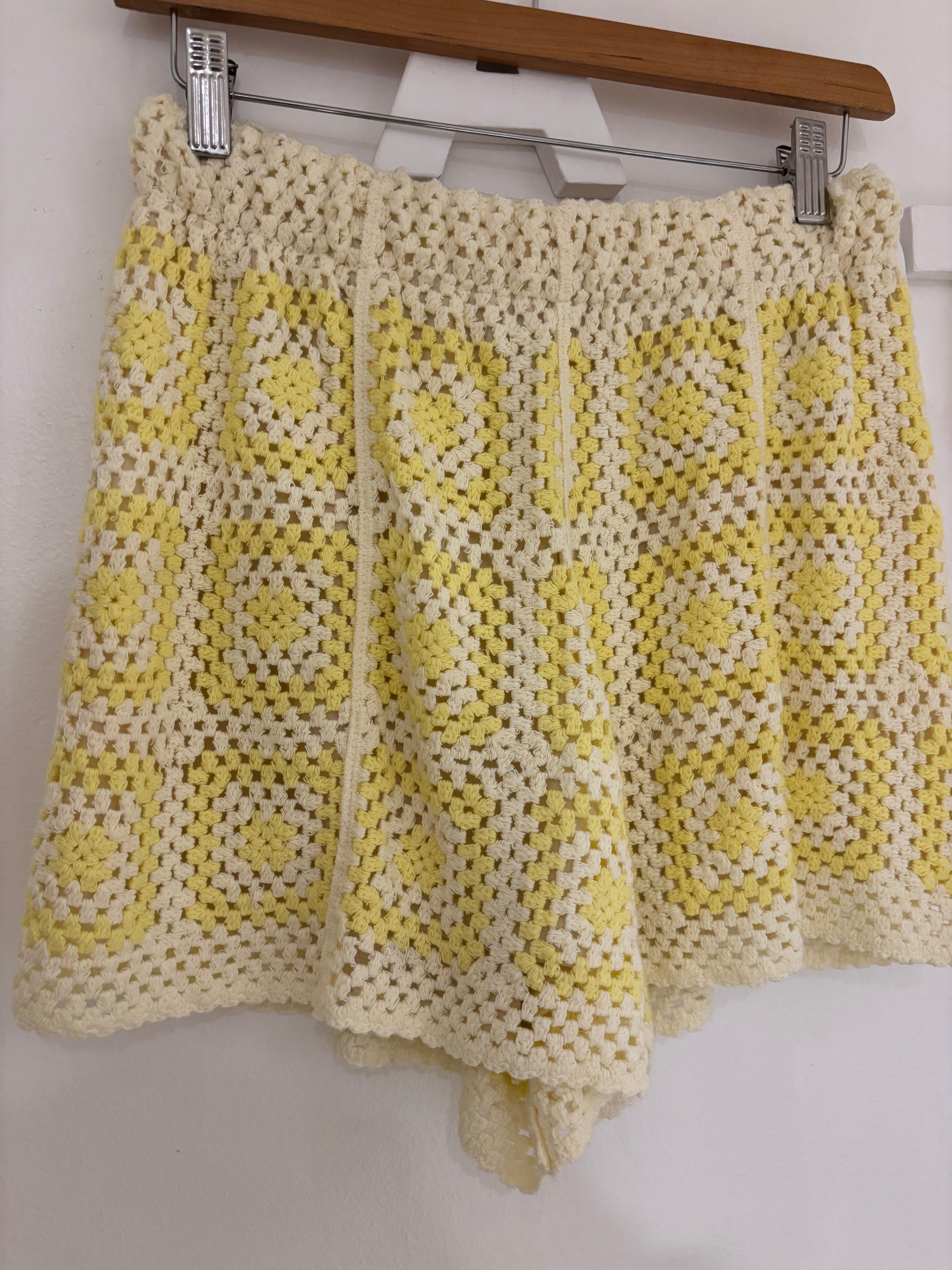 Short jaune en maille