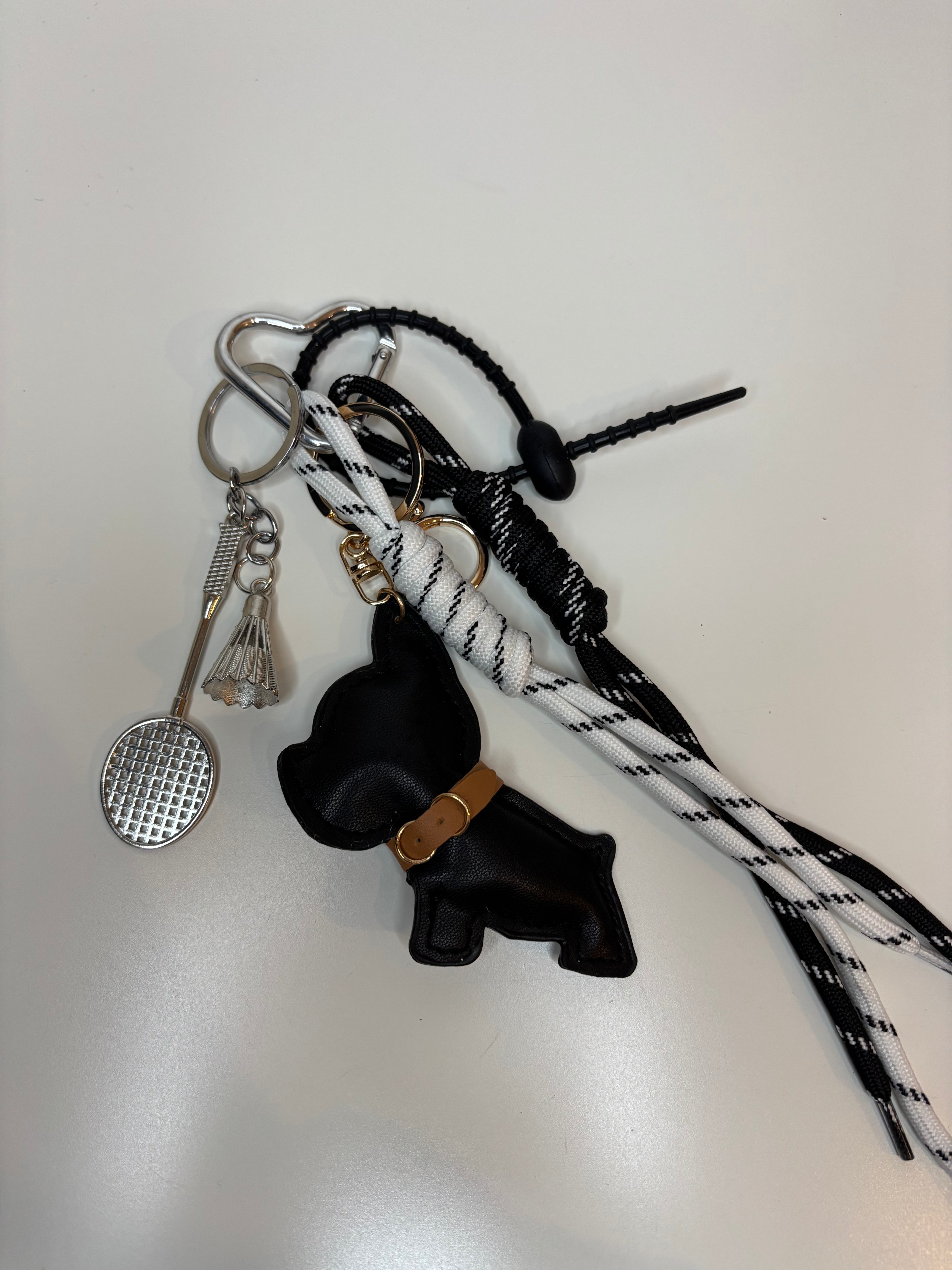 Bijou de sac chien noir