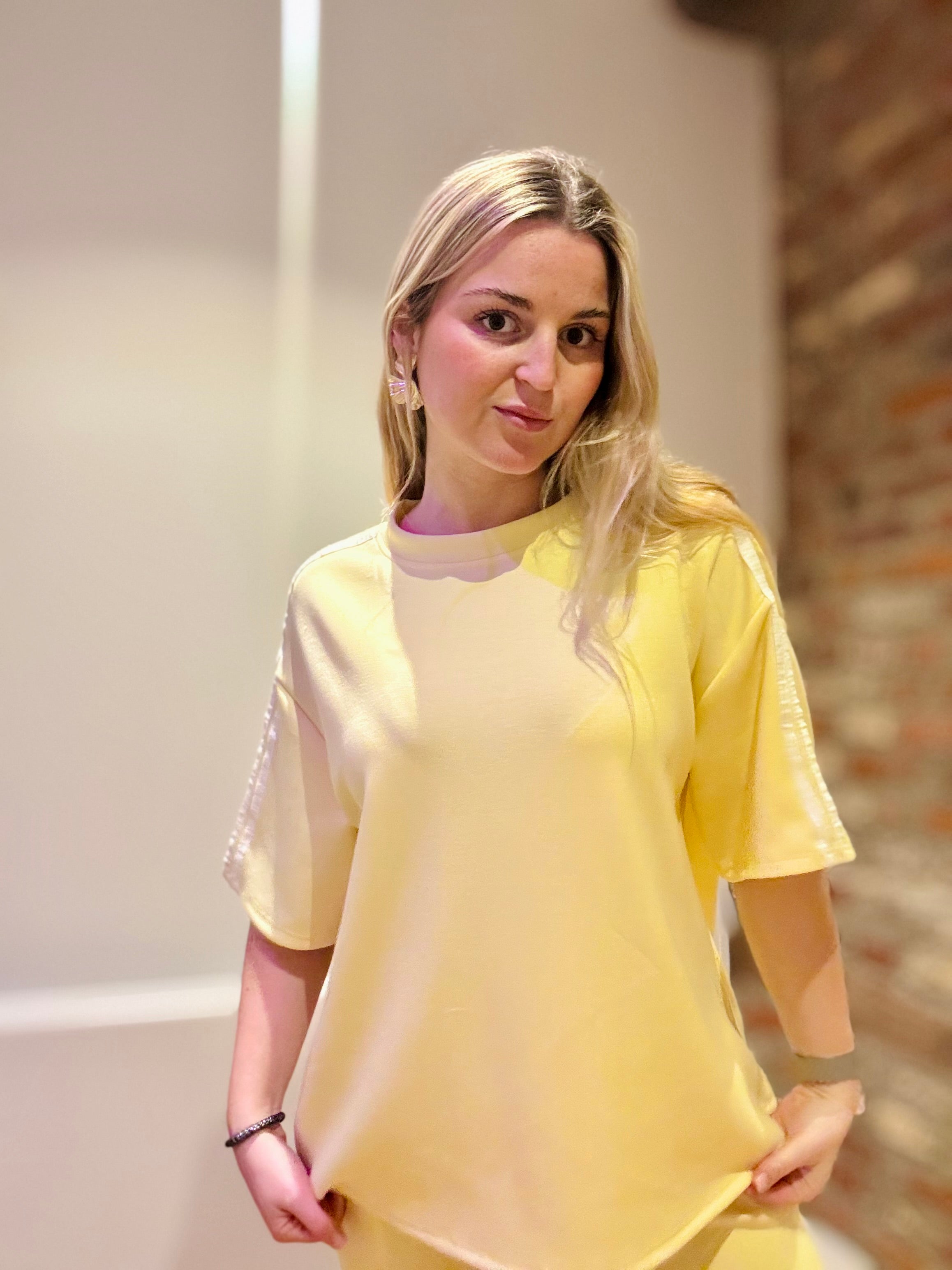 T-shirt jaune moderne
