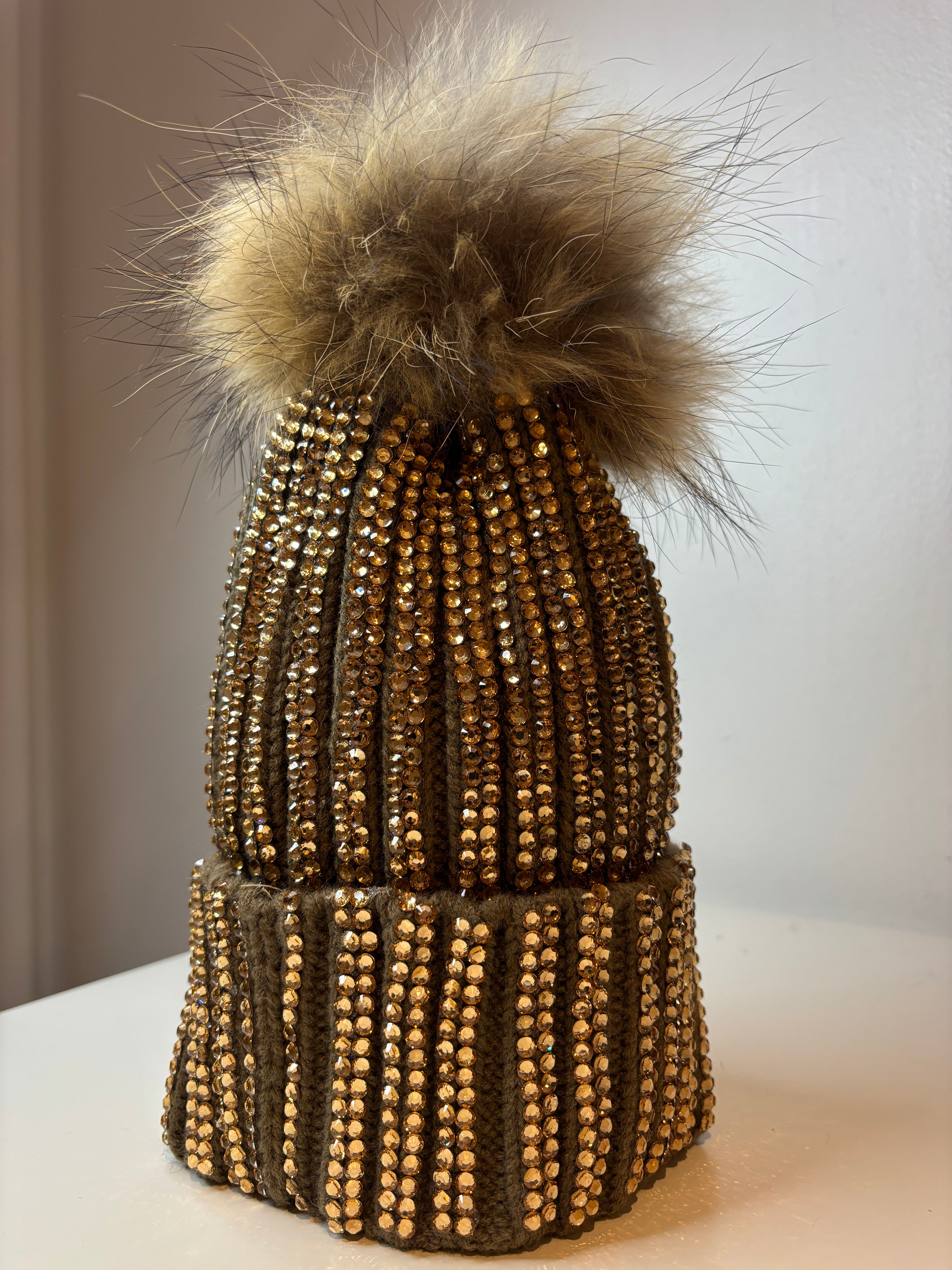 Bonnet taupe à pompon