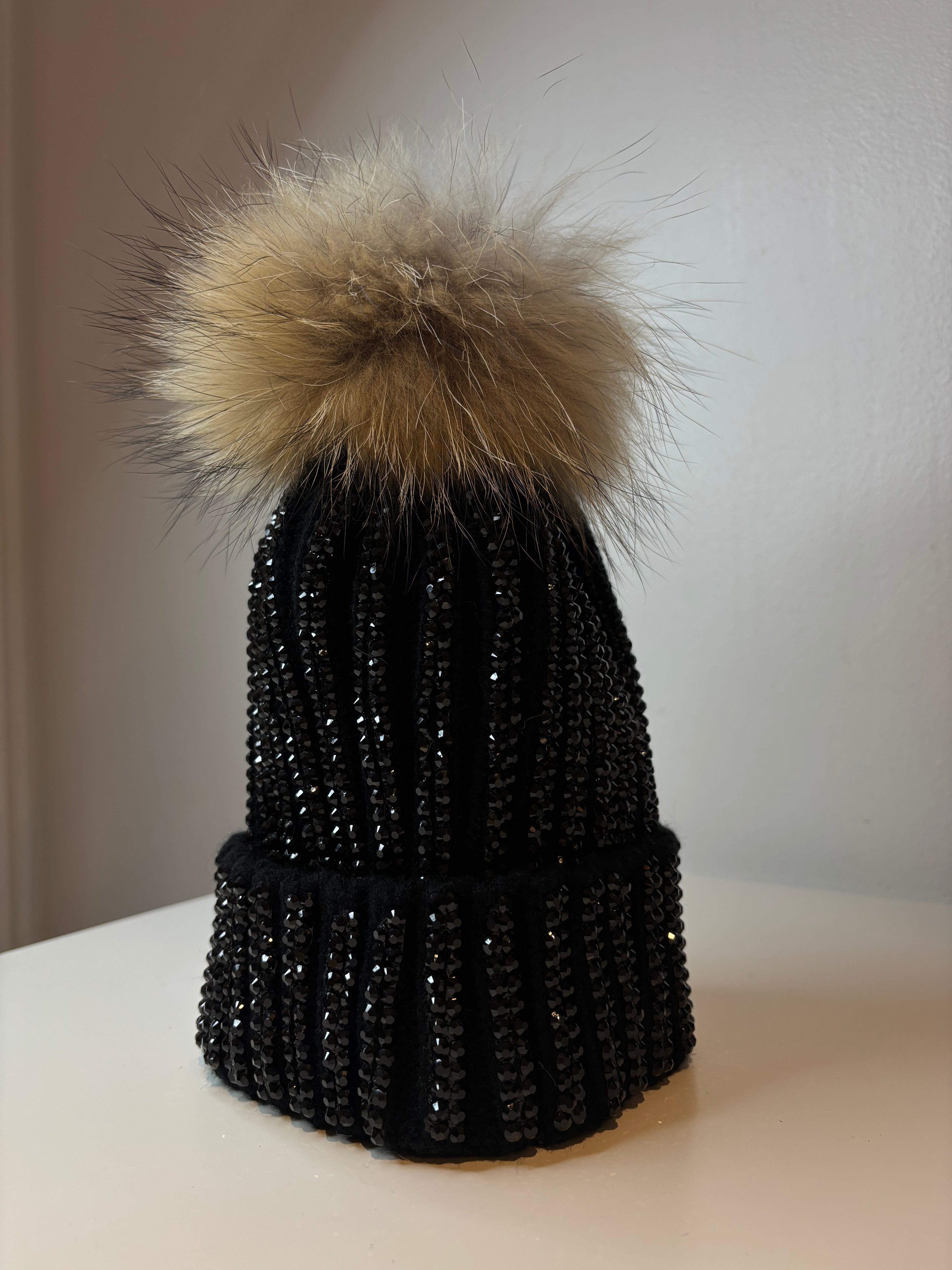 Bonnet noir à pompon