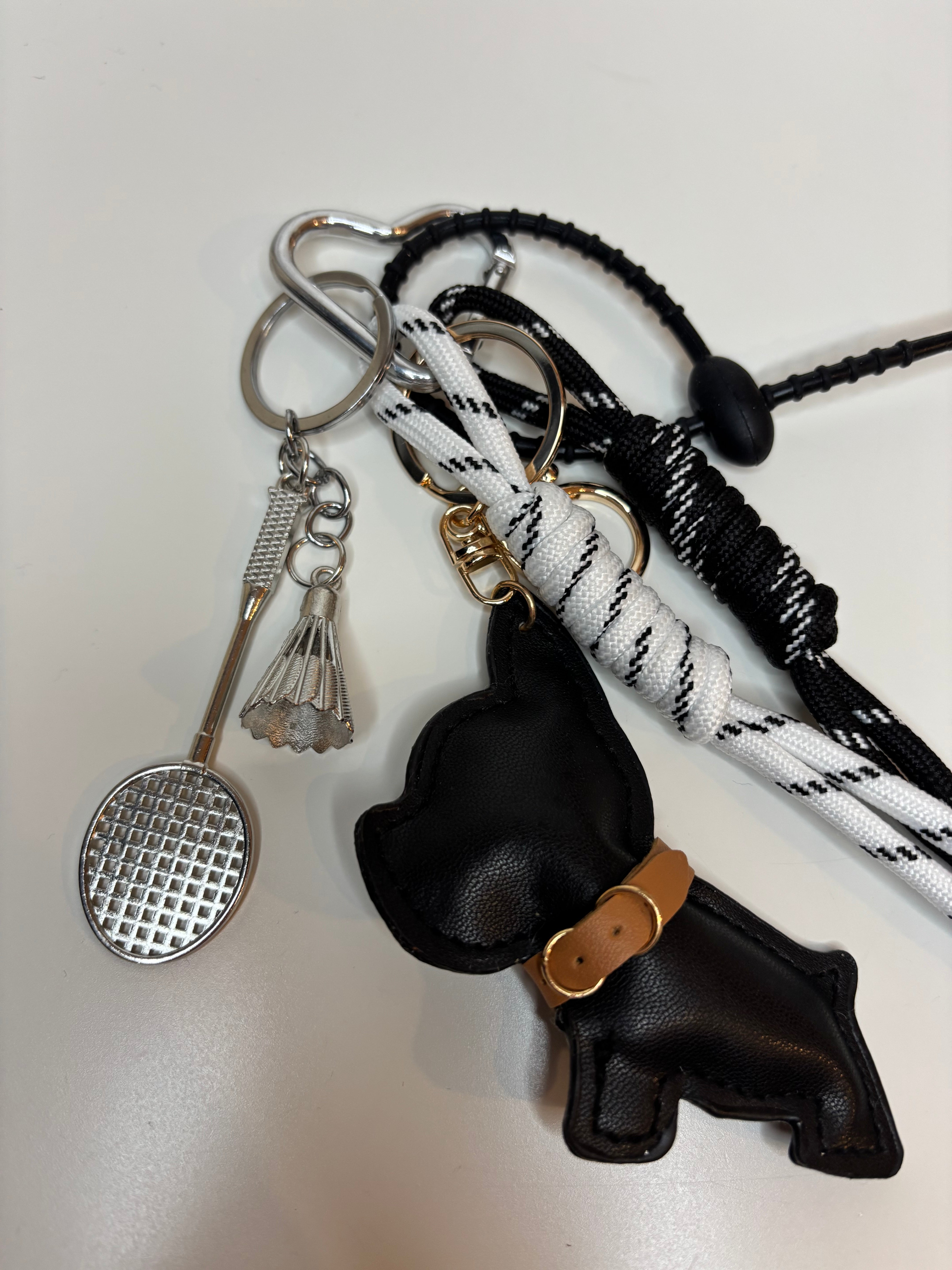 Bijou de sac chien noir