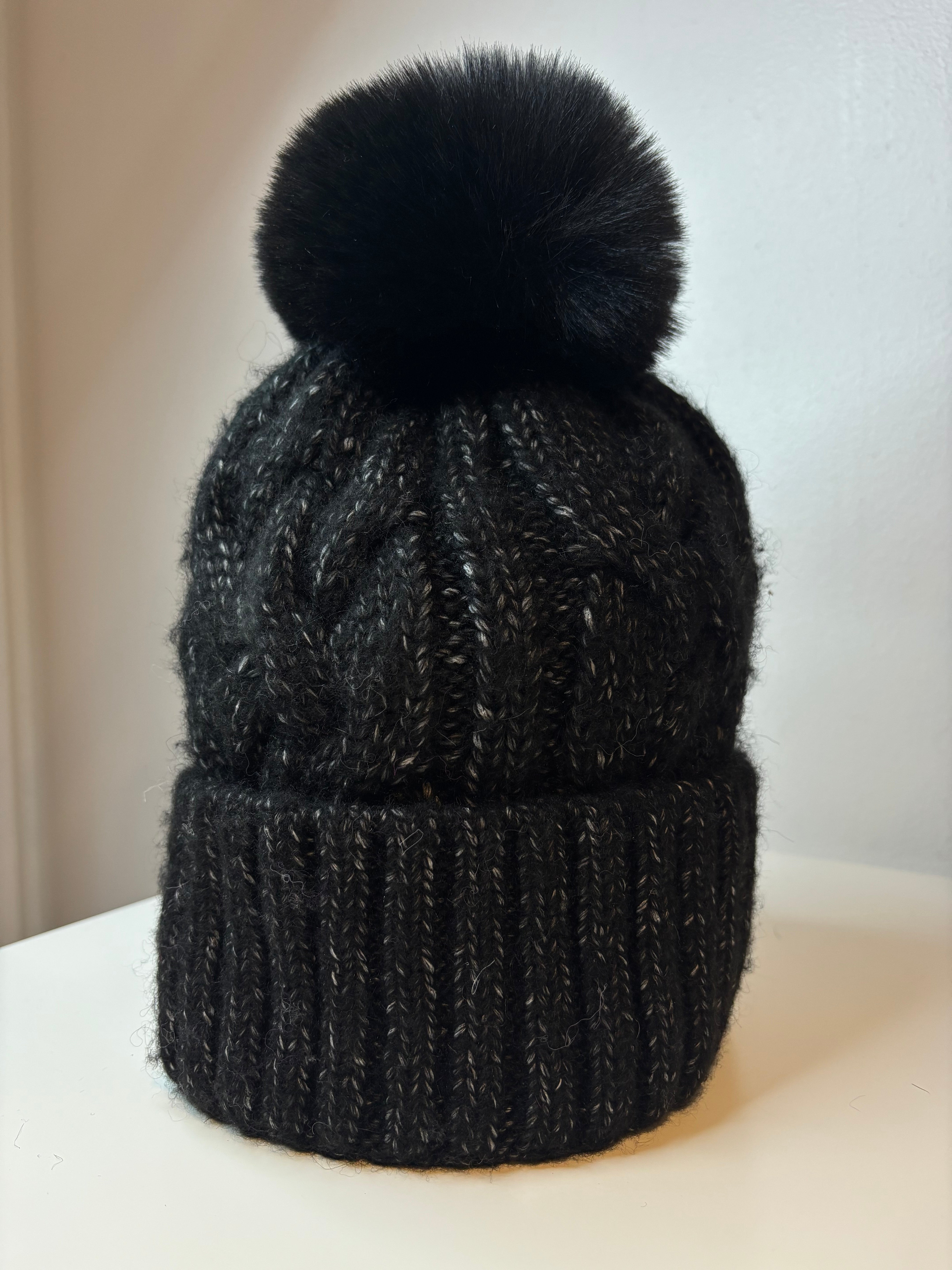 Bonnet noir et blanc à pompon