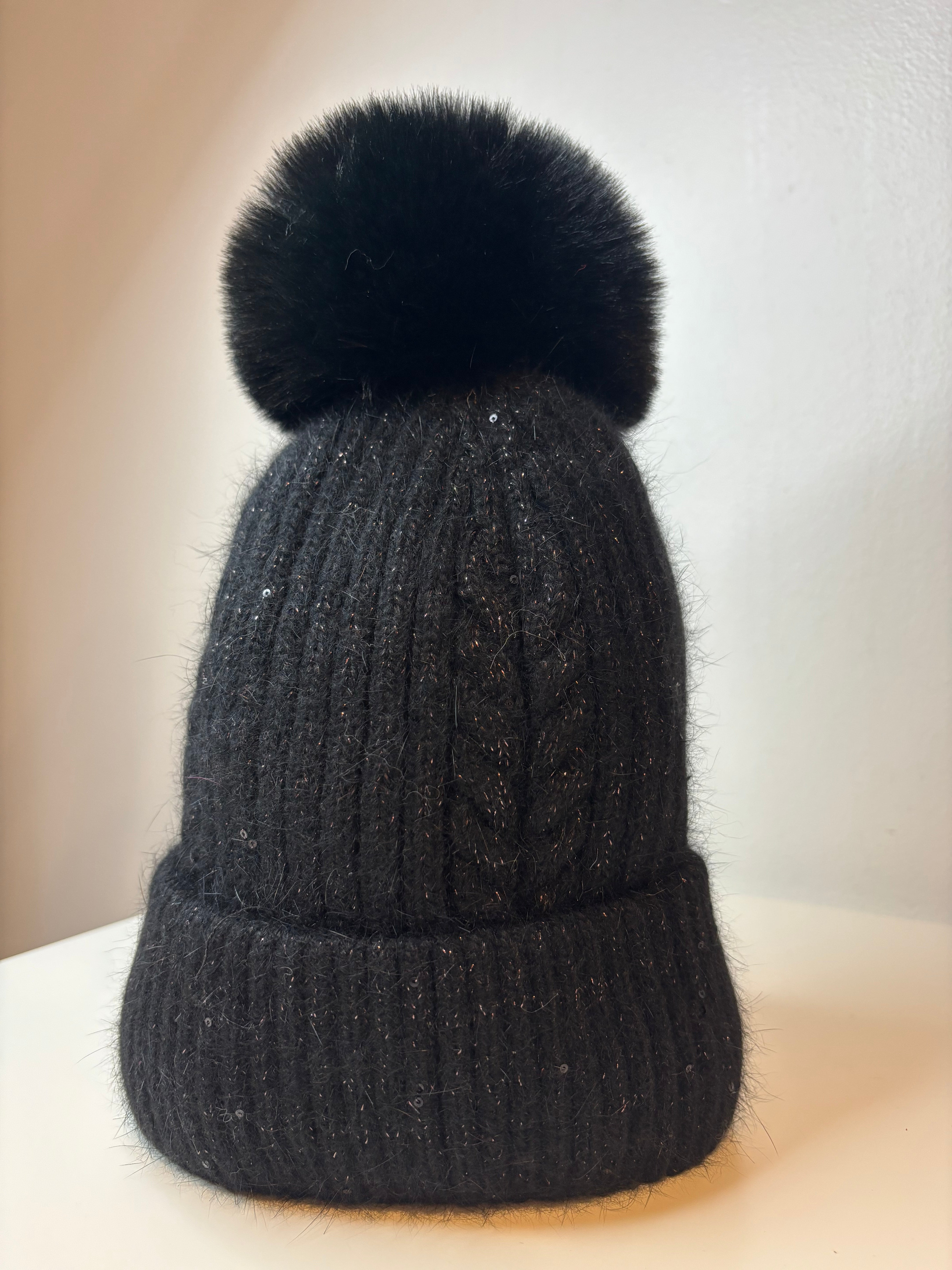 Bonnet noir pailleté à pompon