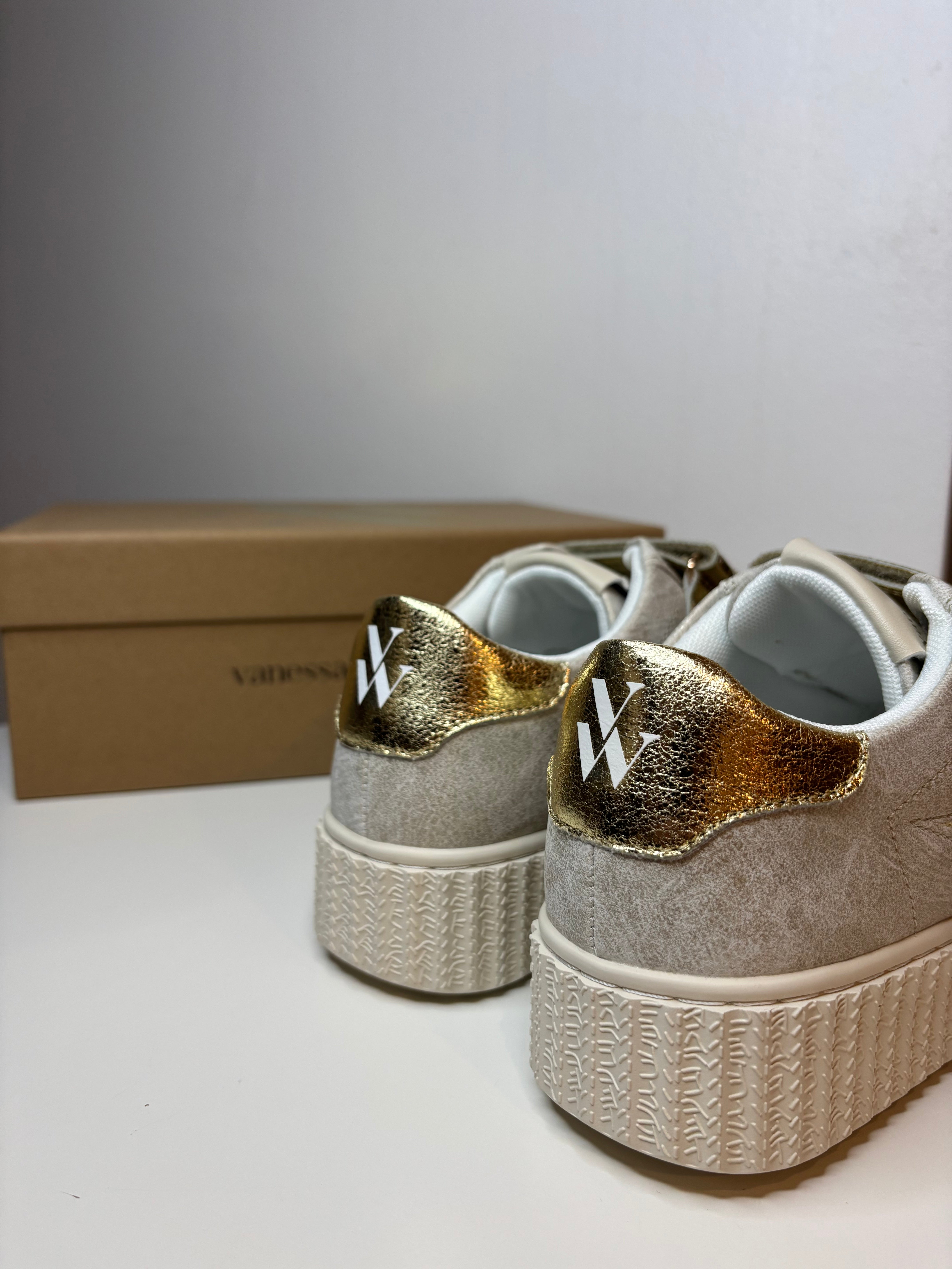 Baskets dorées Maggie Vanessa Wu