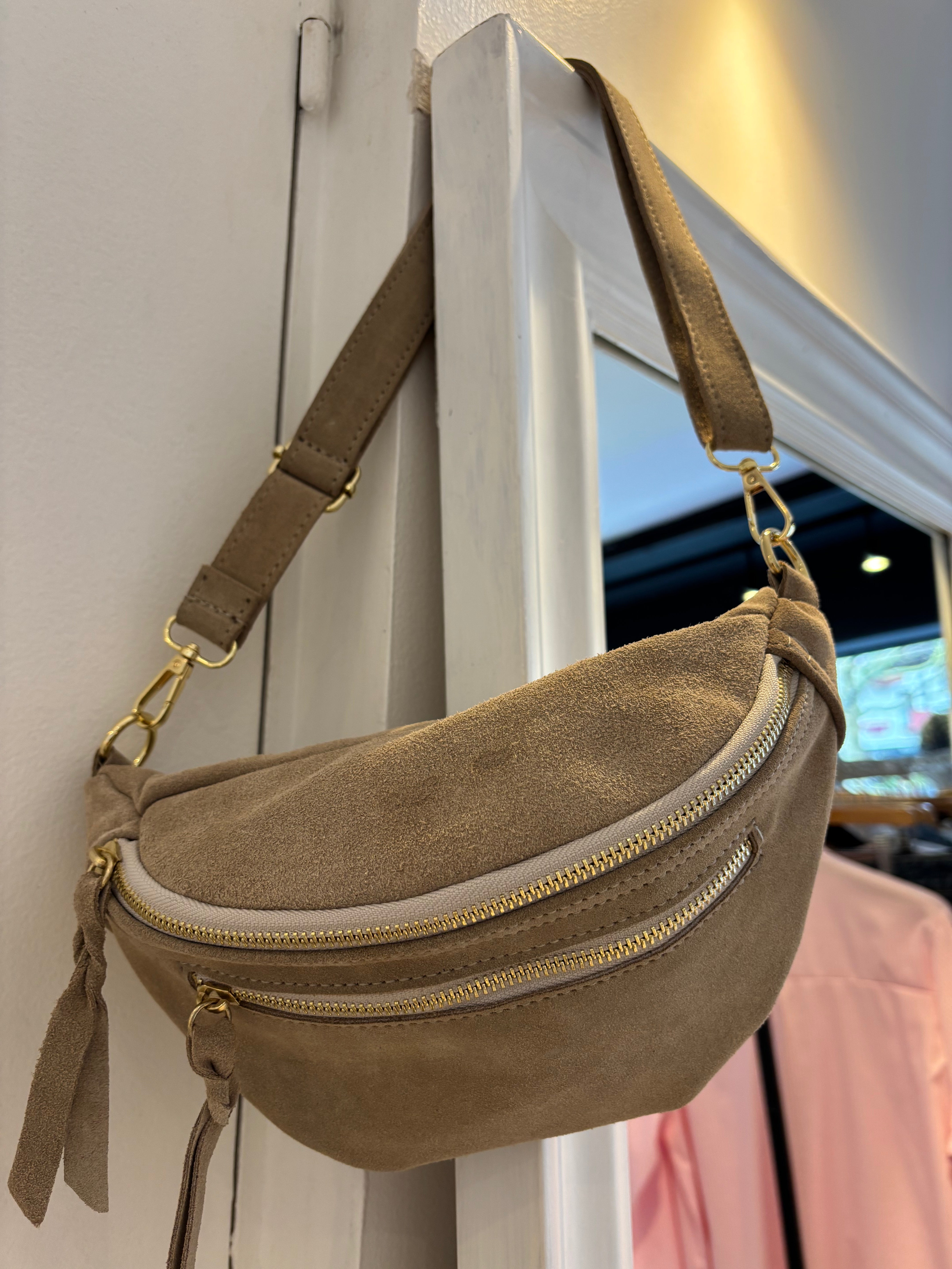 Sac banane taupe daim
