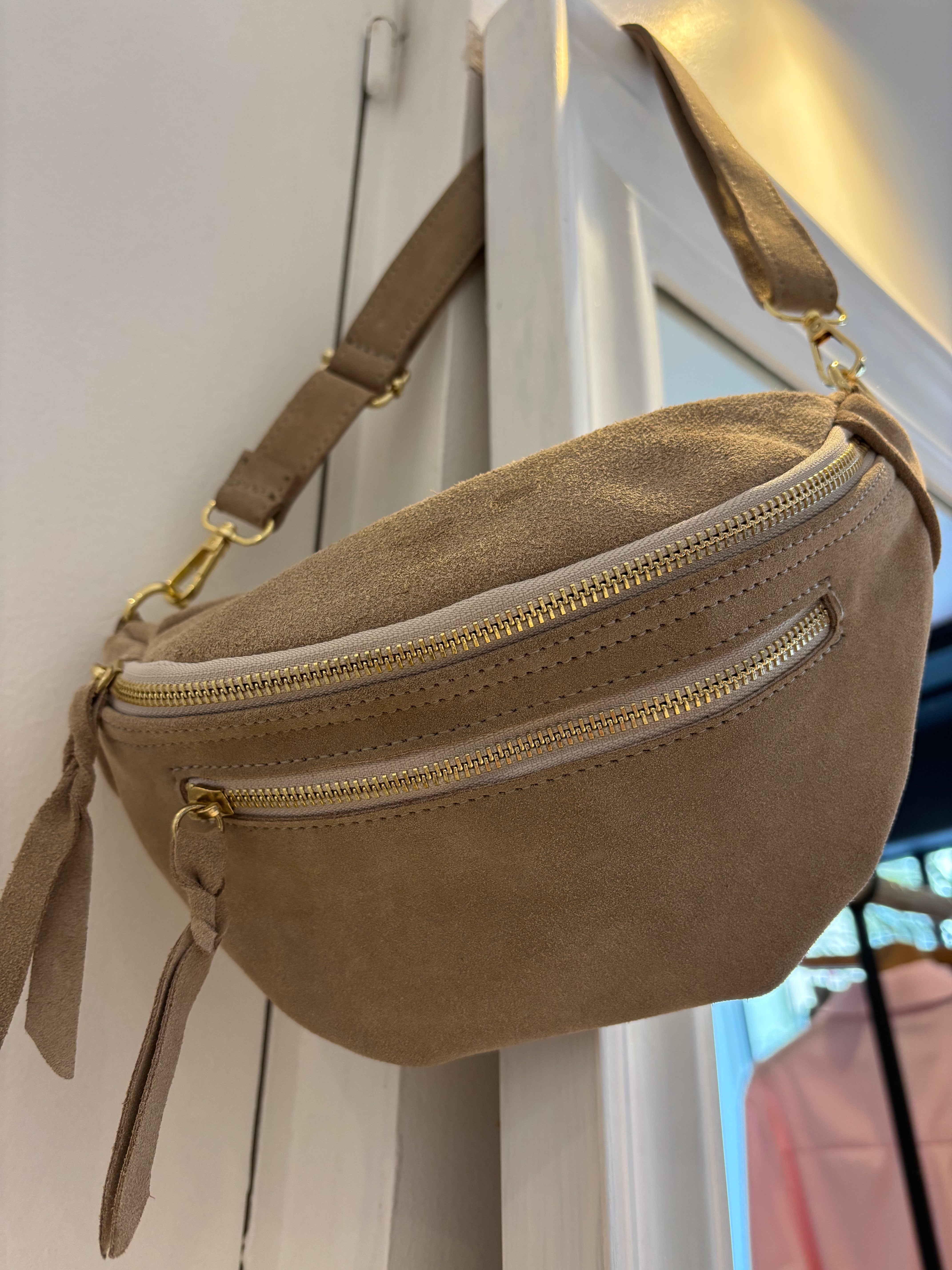 Sac banane taupe daim